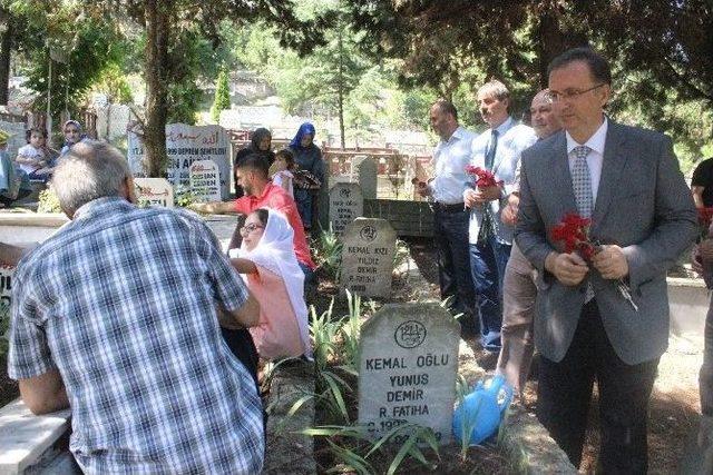 Deprem Şehitleri Mezarı Başında Anıldı