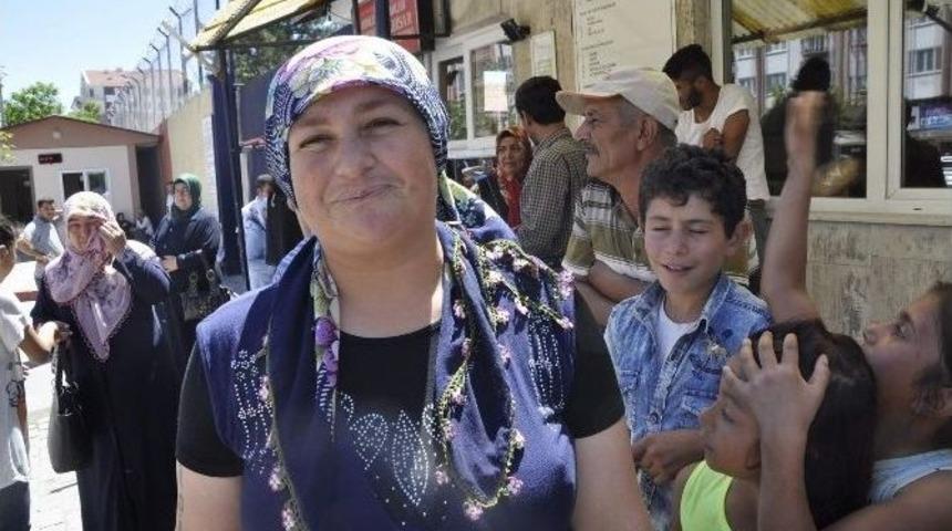 Afyonkarahisar&rsquo;da Mahkum Yakınlarının Tahliye Sevinci