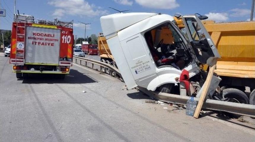 Kocaeli&rsquo;de Hafriyat Kamyonu Yol Kenarında Duran Kamyona &Ccedil;arptı: 1 &Ouml;l&uuml;
