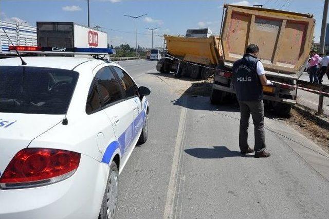 Kocaeli’de Hafriyat Kamyonu Yol Kenarında Duran Kamyona Çarptı: 1 Ölü