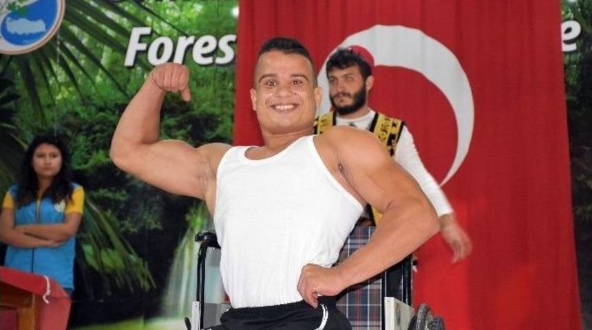 Engelli Sporcunun Tekerlekli Sandalyeyle Yaptığı G&ouml;steriler Nefes Kesti