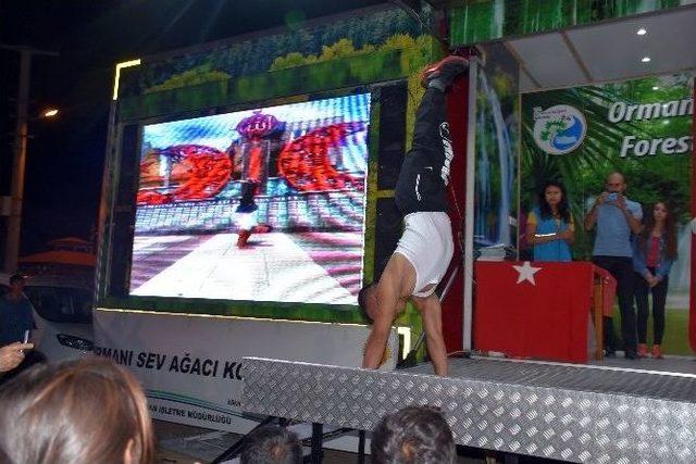 Engelli Sporcunun Tekerlekli Sandalyeyle Yaptığı Gösteriler Nefes Kesti