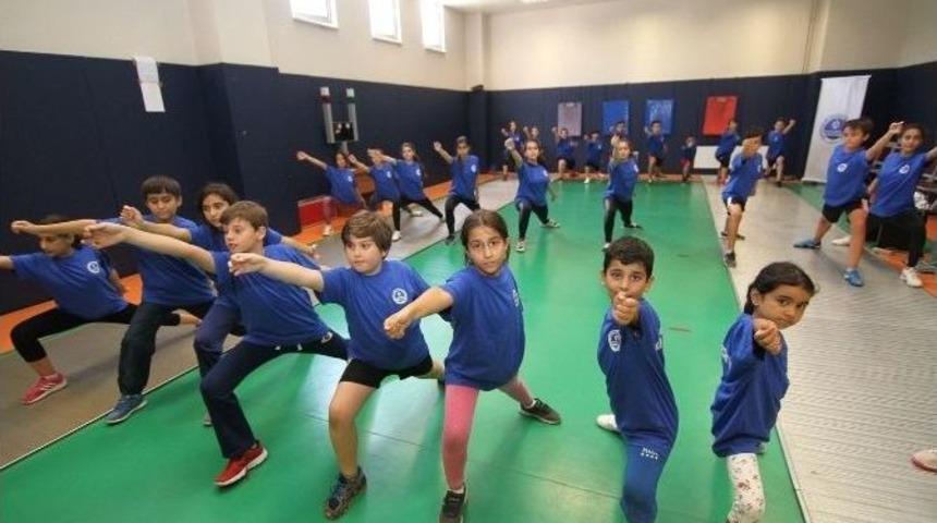 B&uuml;y&uuml;kşehirli Eskrimciler &Ccedil;alışmalarını S&uuml;rd&uuml;r&uuml;yor