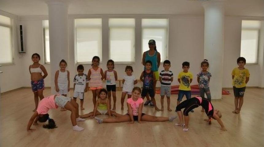 Konyaaltı&rsquo;nda &Ccedil;ocuklar Hem Eğleniyor, Hem &Ouml;ğreniyor