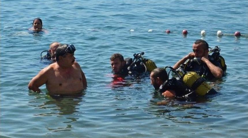 Dalgı&ccedil;lar Plajı Temizledi