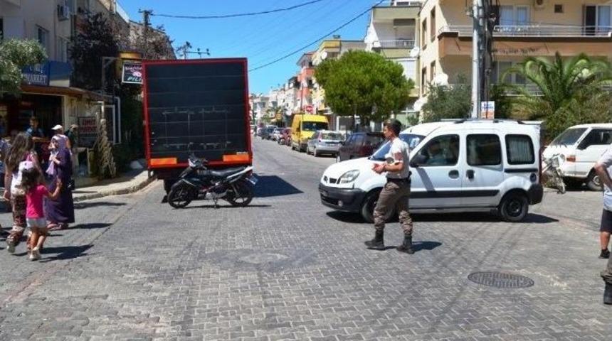 Ayvalık&rsquo;ta Trafik Kazası: 2 Yaralı