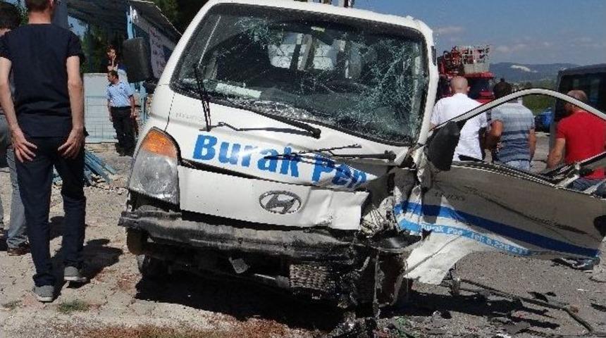 G&ouml;lpazarı&rsquo;nda Trafik Kazası: 4 Yaralı