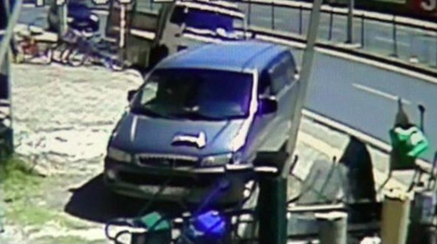 Lüks Cipin Kamyonete Çarpma Anı Güvenlik Kamerasında