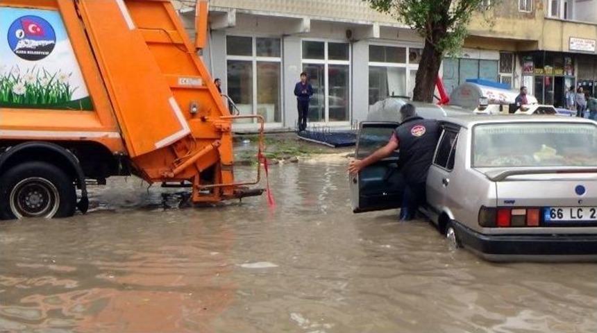 Kars&rsquo;ta Etkili Olan Yağmur Hayatı Durma Noktasına Getirdi