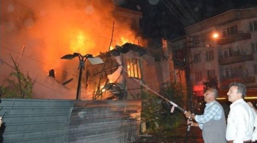 &Ccedil;arşı İ&ccedil;indeki 3 Katlı Ev K&uuml;l Oldu