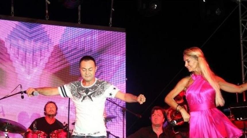 Serdar Orta&ccedil;, İskenderun&rsquo;da A&ccedil;ık Hava Konserinde Sahne Aldı