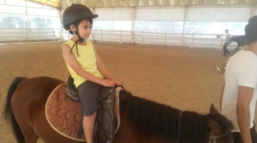 &rsquo;&ouml;zel&rsquo; &Ccedil;ocuklara Atla Terapi