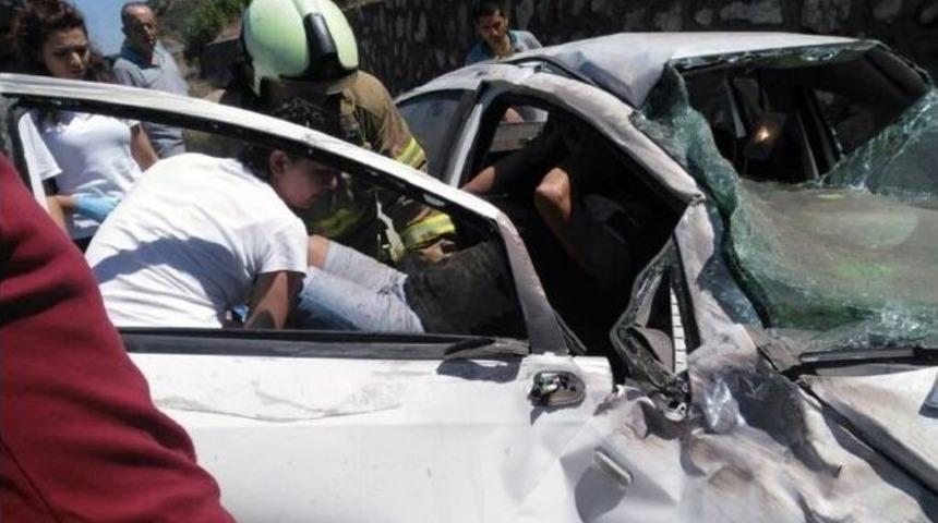 Otomobil Duvara &Ccedil;arptı: 3 Yaralı