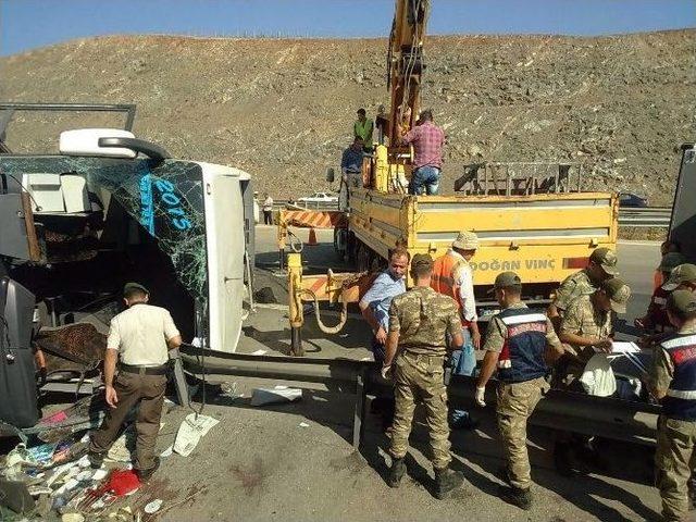 Gaziantep’te Yolcu Otobüsü Devrildi: 4 Ölü, 31 Yaralı