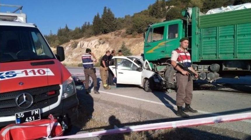 Otomobil Kamyonun Altına Girdi: 3 &Ouml;l&uuml;