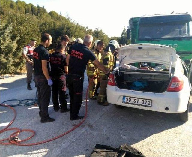 Otomobil Kamyonun Altına Girdi: 3 Ölü