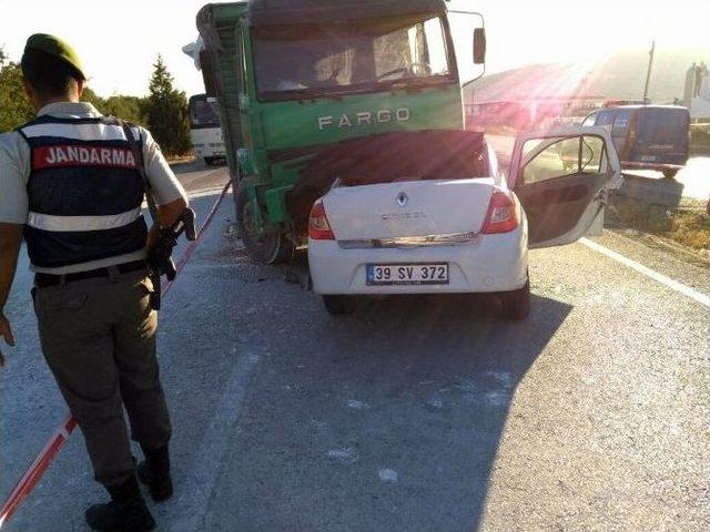 Otomobil Kamyonun Altına Girdi: 3 Ölü