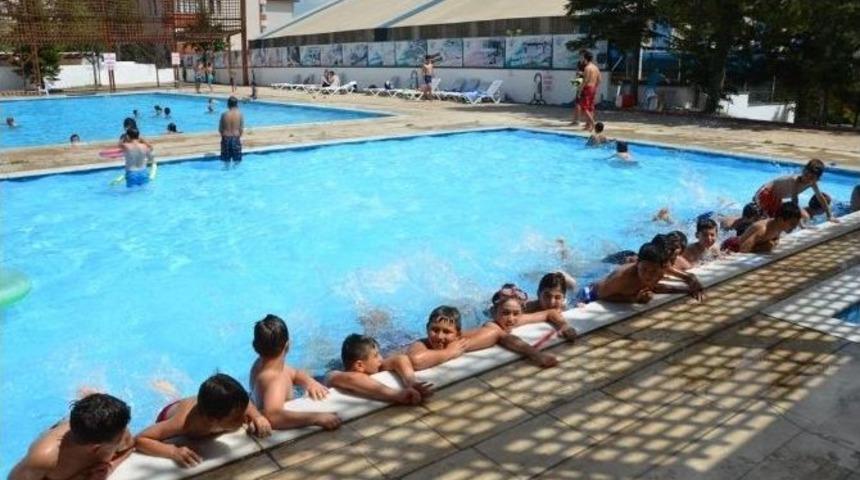Yaz Okulu &Ouml;ğrencileri Havuz Keyfinde