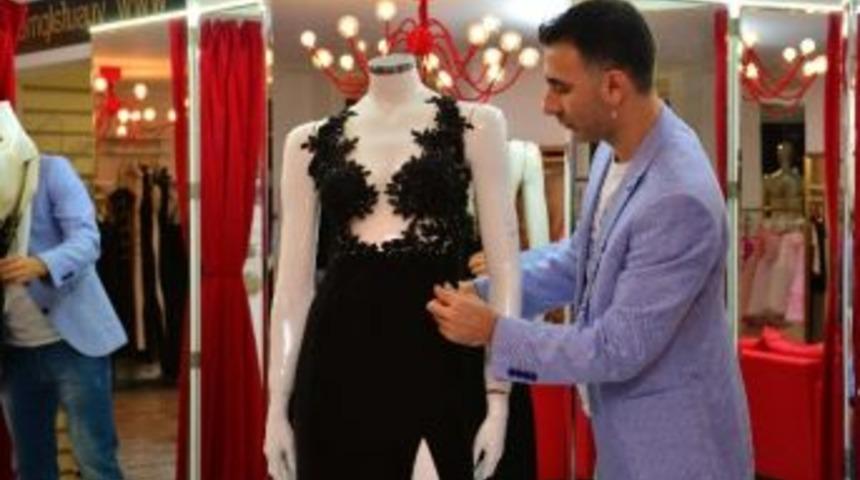 Modacı Yusuf Alp: &ldquo;gece Kıyafeti Se&ccedil;erken Ten Rengine Uyumlu Bir Renk Se&ccedil;ilmeli&rdquo;