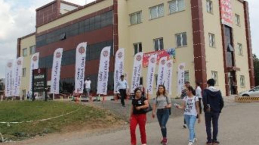 &Uuml;niversite Kayıtları Devam Ediyor