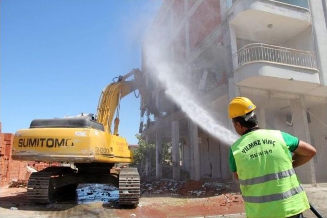 Hareketli Fay Hatlarının Zarar Verdiği Evler Yıkılıyor