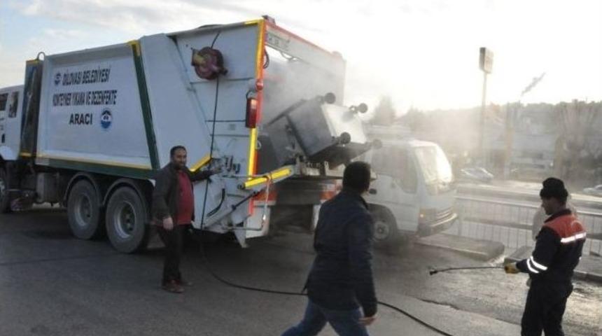 Dilovası&rsquo;nda &Ccedil;&ouml;p Konteynerleri Dezenfekte Ediliyor