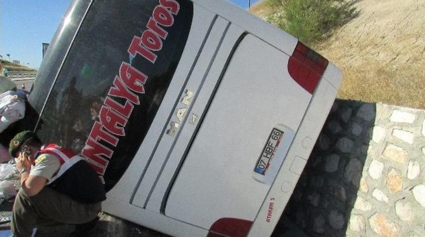 Afyonkarahisar&rsquo;da Otob&uuml;s Kazası: 9 Yaralı