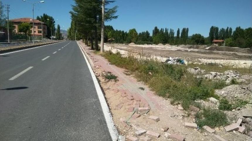 İl&ccedil;e Halkı, Asfalt Yola Yeni Yaya Kaldırımı İstiyor