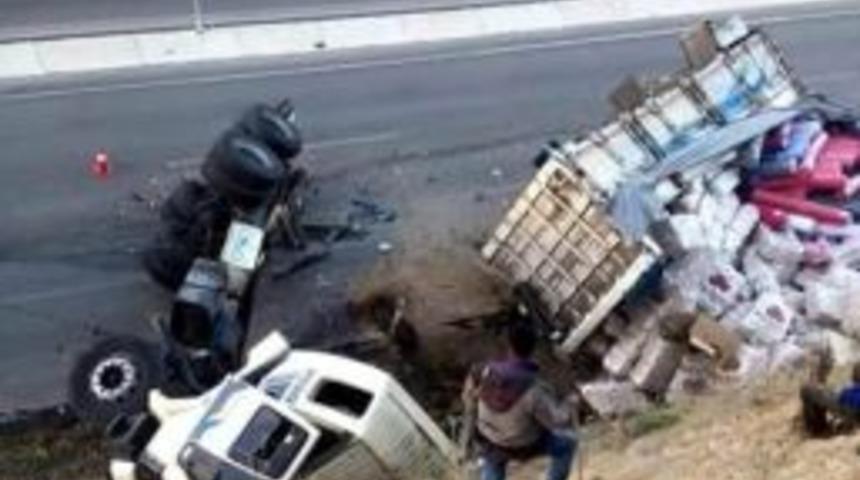 Manisa&rsquo;da 2 Kamyon &Ccedil;arpıştı: 2 Yaralı