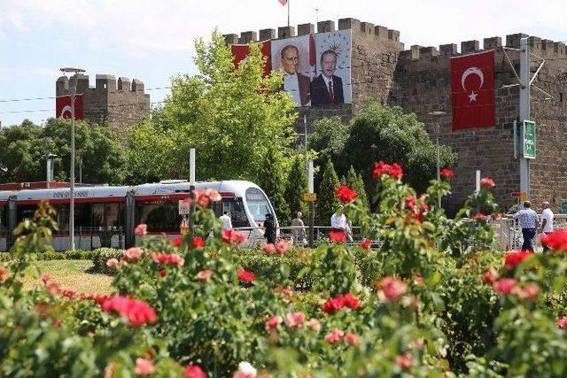 Büyükşehir, Cumhuriyet Meydanını Yeniliyor