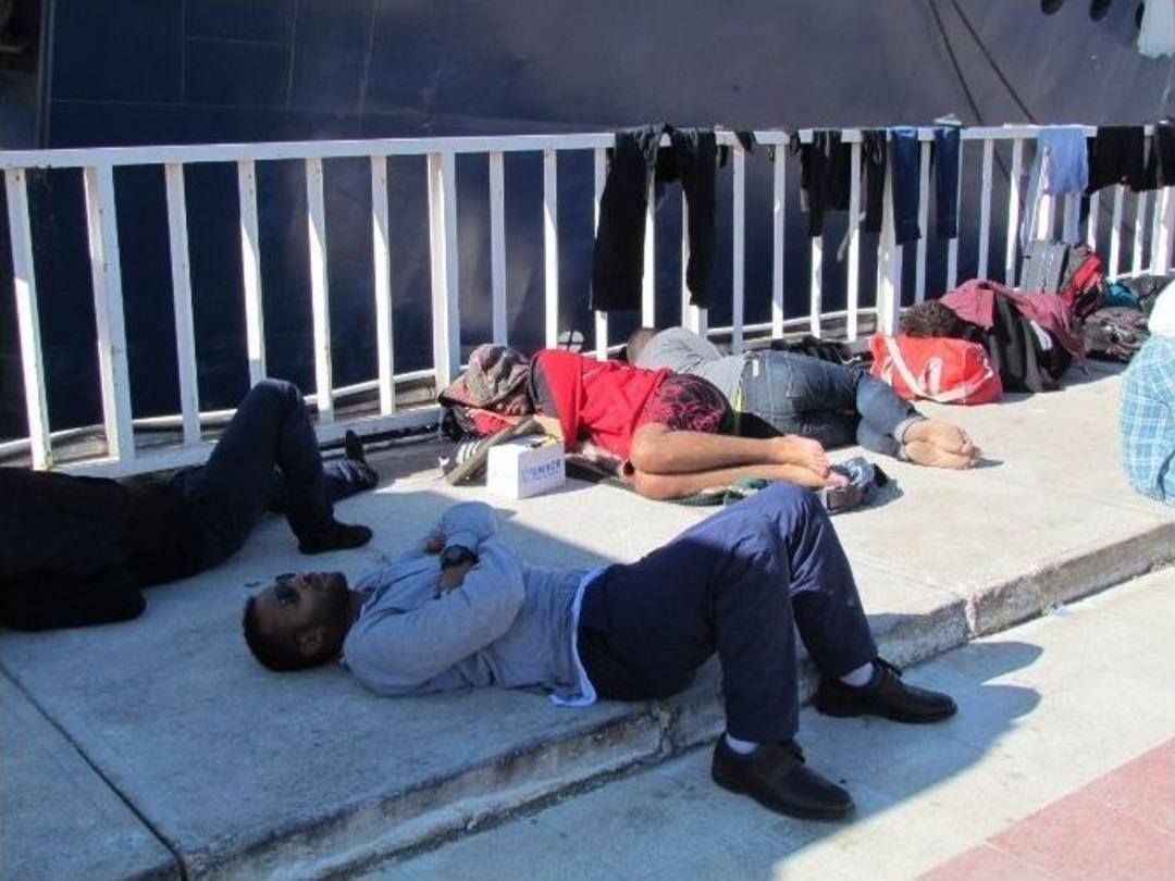 &Ccedil;eşme&rsquo;de 2 G&uuml;nde 99 Sığınmacı Yakalandı