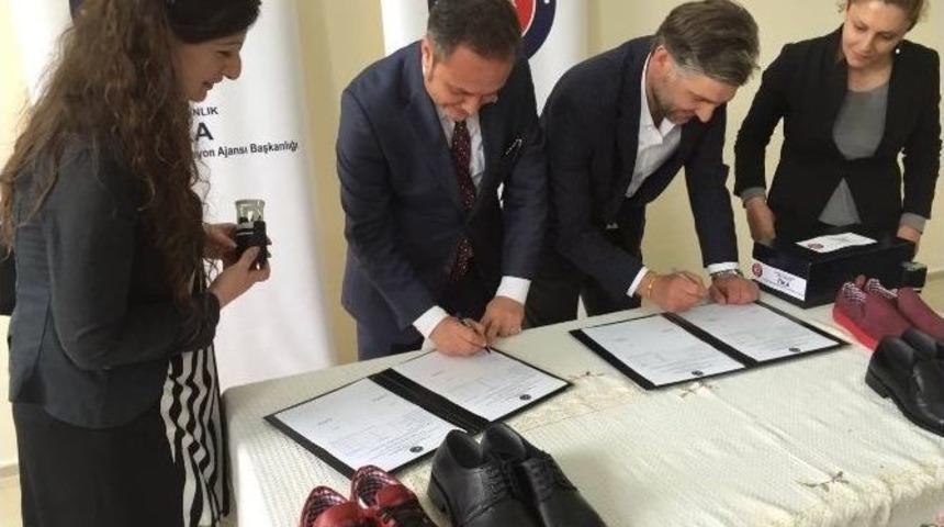 Tika&rsquo;nın Kurduğu At&ouml;lye Abhazyalı G&ouml;&ccedil;menlere İş İmkanı Sağlıyor