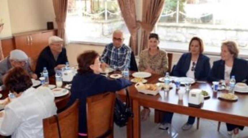 İş Adamı Rıza G&uuml;ral Ve Sosyal Yardım Ve K&uuml;lt&uuml;r Vakfı&rsquo;ndan Demokrasi Şehitlerine Yardım