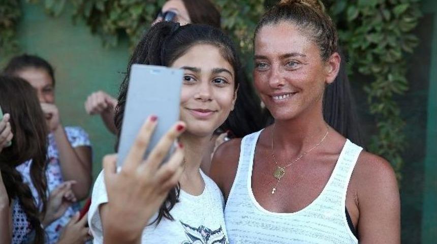 Bucalı &Ccedil;ocuklara, Ece Uslu İle Unutulmaz Bir Tatil