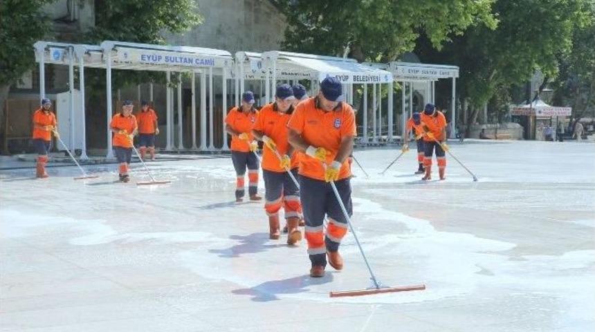 Ey&uuml;p&rsquo;te Camiler G&uuml;l Suyuyla Yıkanıyor