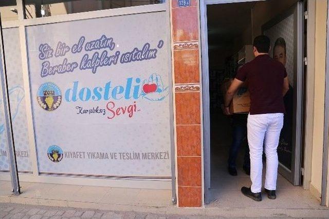 Dost Elleri Rafları Doldurdu