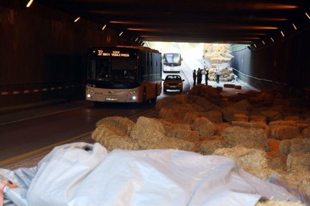 D&ouml;k&uuml;len Saman Balyaları Yolu Trafiğe Kapattı