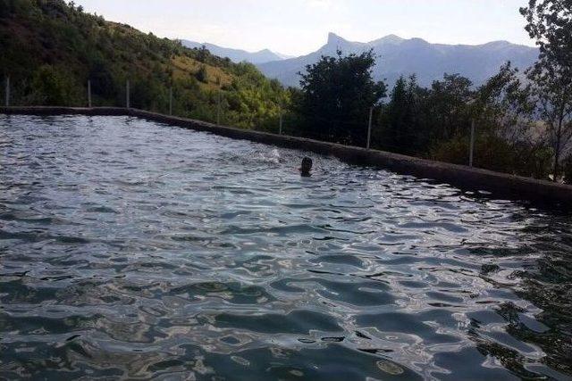 Köylerde Sulama Havuzları Gençlerin Serinleme Mekanları Oldu