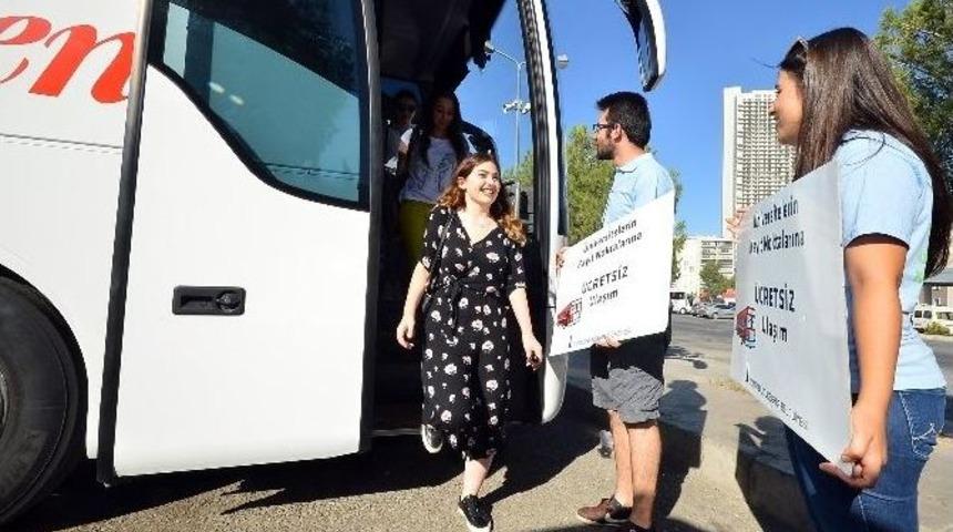 İzmir&rsquo;e İlk Kez Gelen &Ouml;ğrencilere Otogarda Sıcak Karşılama