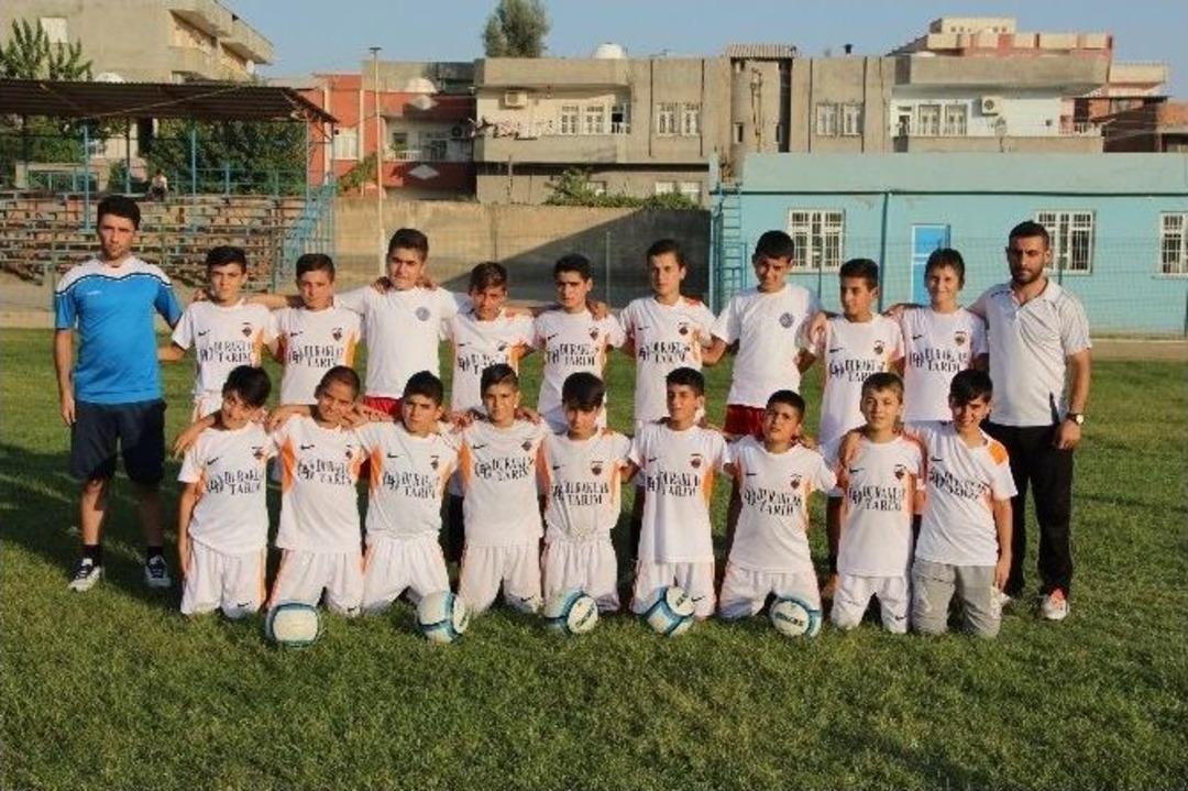 Silopi&rsquo;de Altyapıda Oynayan &Ccedil;ocuklara İngilizce &Ouml;ğretiliyor