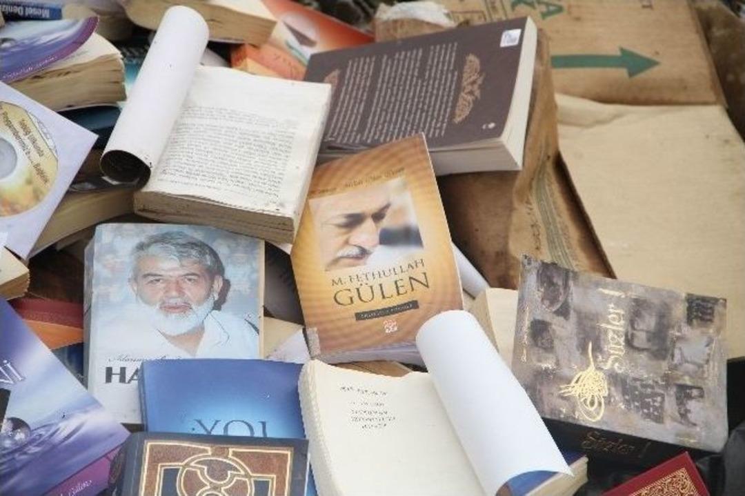 Fet&ouml;&rsquo;ye Ait Kitap Ve Dok&uuml;manlar &Ccedil;&ouml;plerde