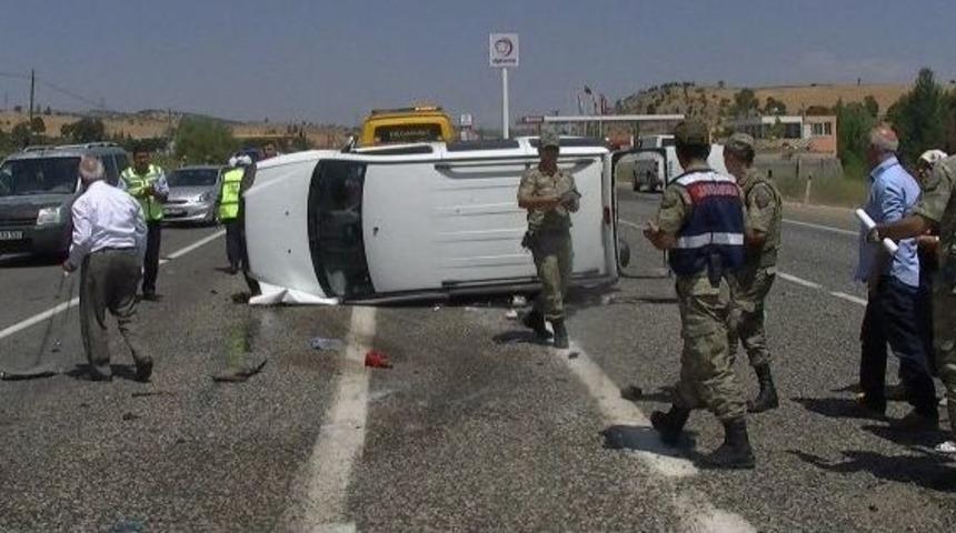 Otomobil İle Hafif Ticari Ara&ccedil; &Ccedil;arpıştı: 9 Yaralı