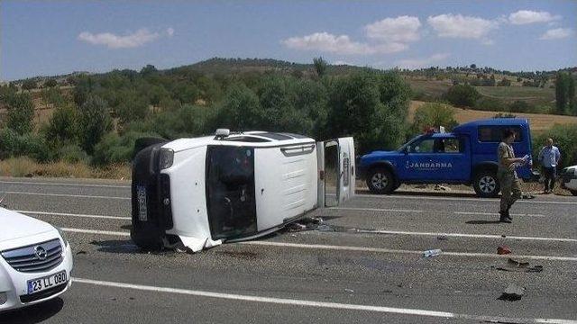 Otomobil İle Hafif Ticari Araç Çarpıştı: 9 Yaralı