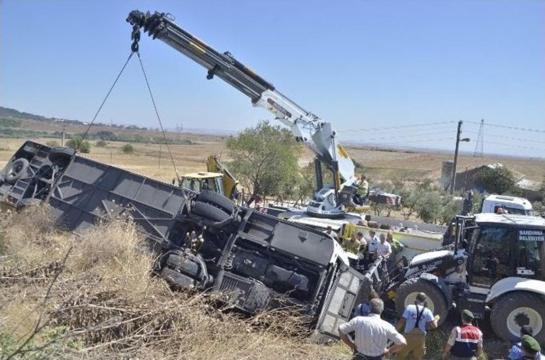 Bandırma&rsquo;da Otob&uuml;s Şarampole Yuvarlandı: 2 &Ouml;l&uuml;, 20 Yaralı