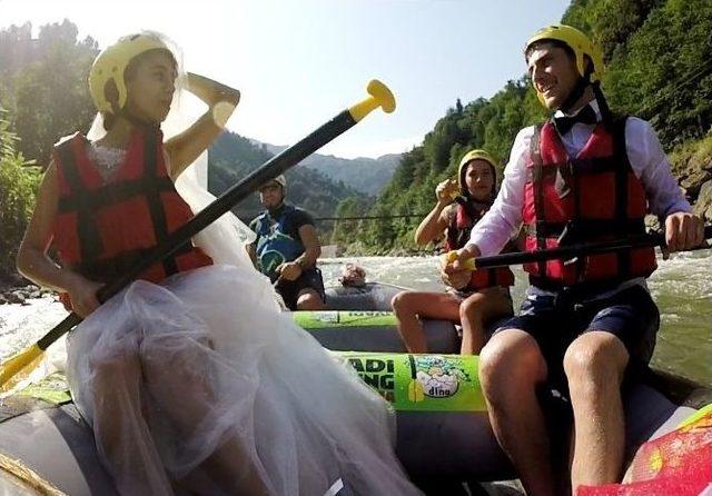 Raftingciler Rafting Botunda Nikah Kıydılar