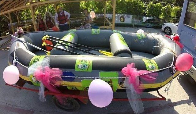 Raftingciler Rafting Botunda Nikah Kıydılar