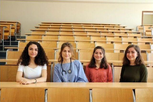 4 Kız Kardeşin Tercihi Bezmialem Vakıf Üniversitesi!