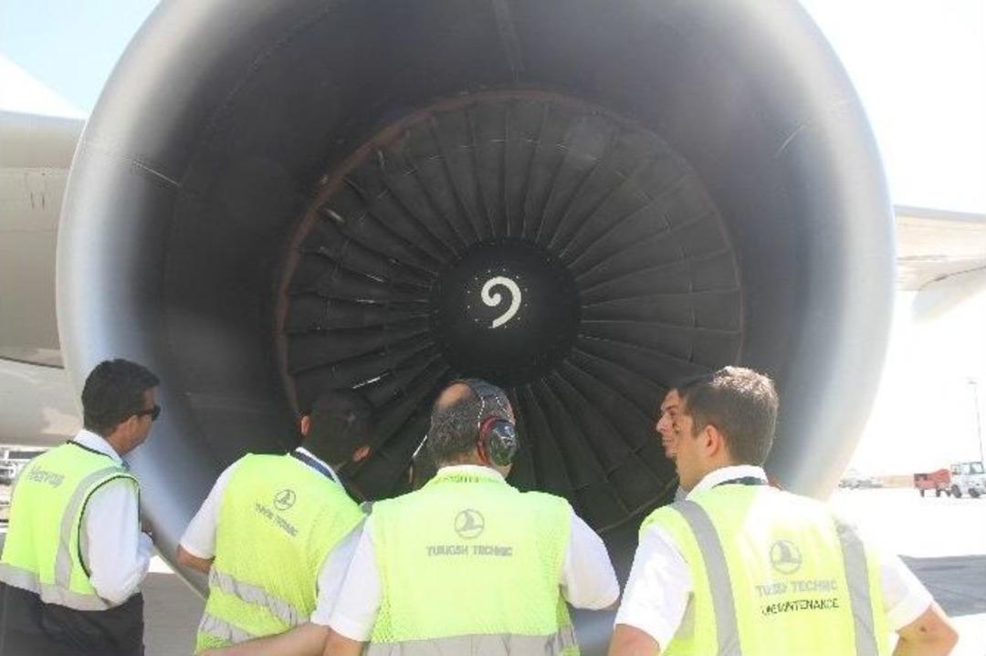 Acil İniş Yapan Katar U&ccedil;ağının Motoruna Kuş Girdiği Belirlendi