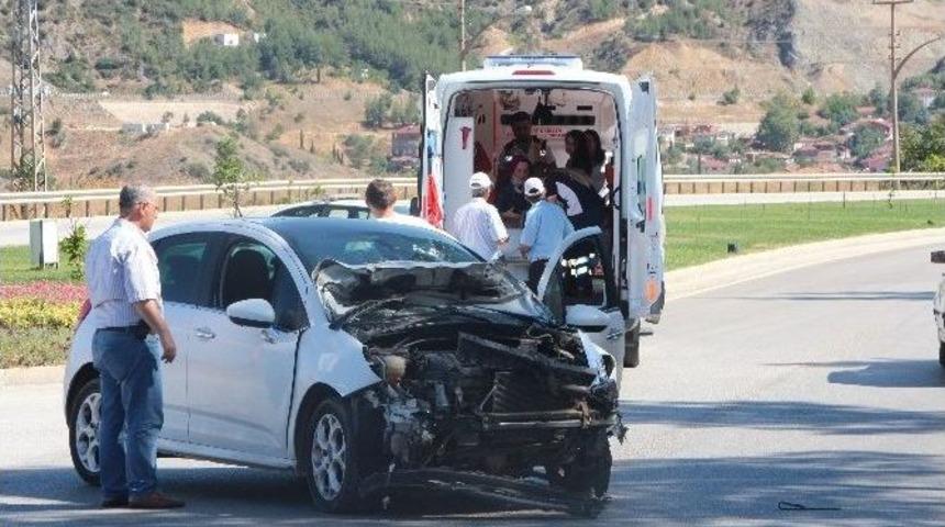 Bilecik&rsquo;te Trafik Kazası: 1 Anne 2 &Ccedil;ocuk Yaralı