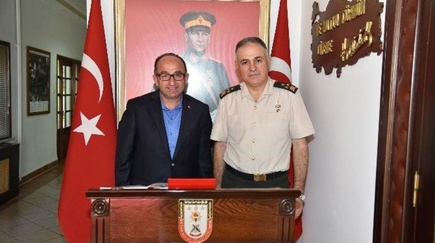 Başkan &Uuml;z&uuml;lmez, Kartepe&rsquo;ye Atanan Komutanları Ziyaret Etti